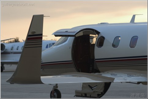 learjet clamshell door