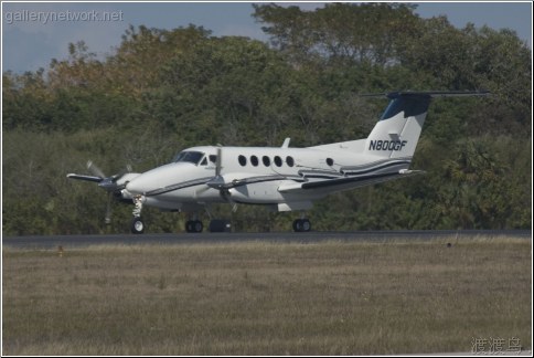 kingair on runway