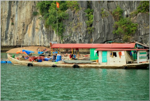 floating houseboat