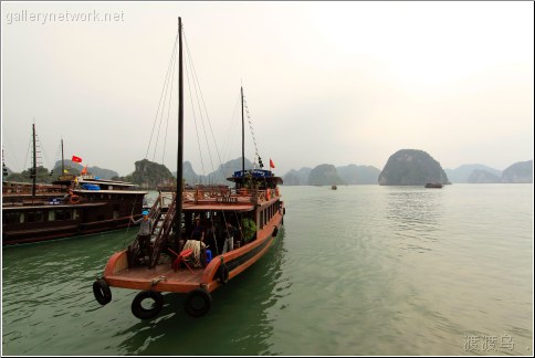 halong junk departing