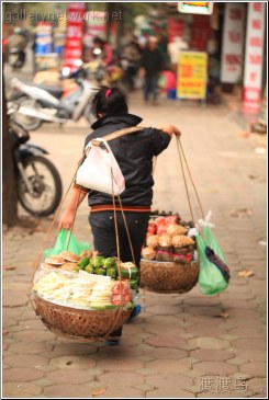 hanoi fruit vendor